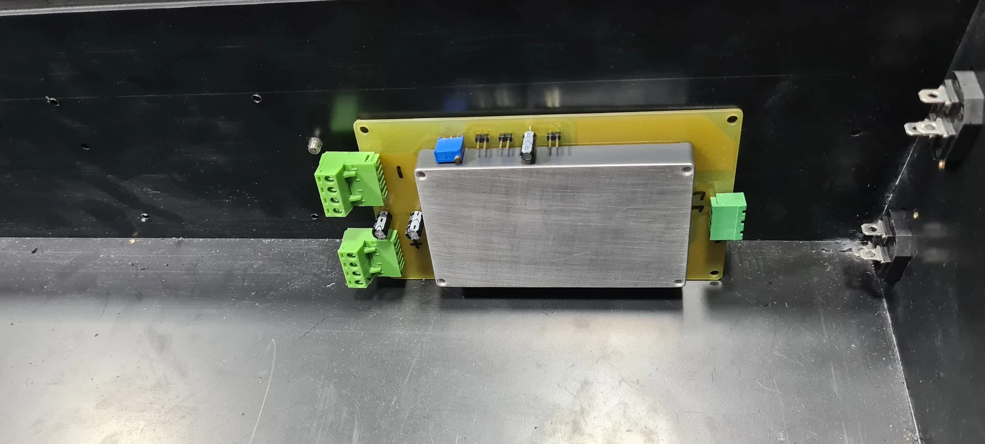 Placa de circuito com dissipador em bancada de testes