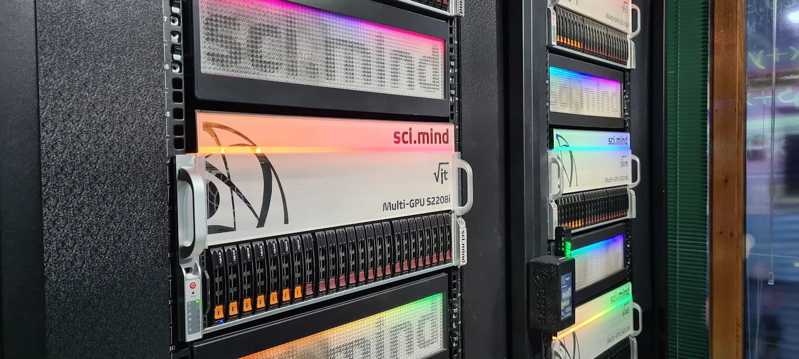 Rack do supercomputador sci.mind em operação