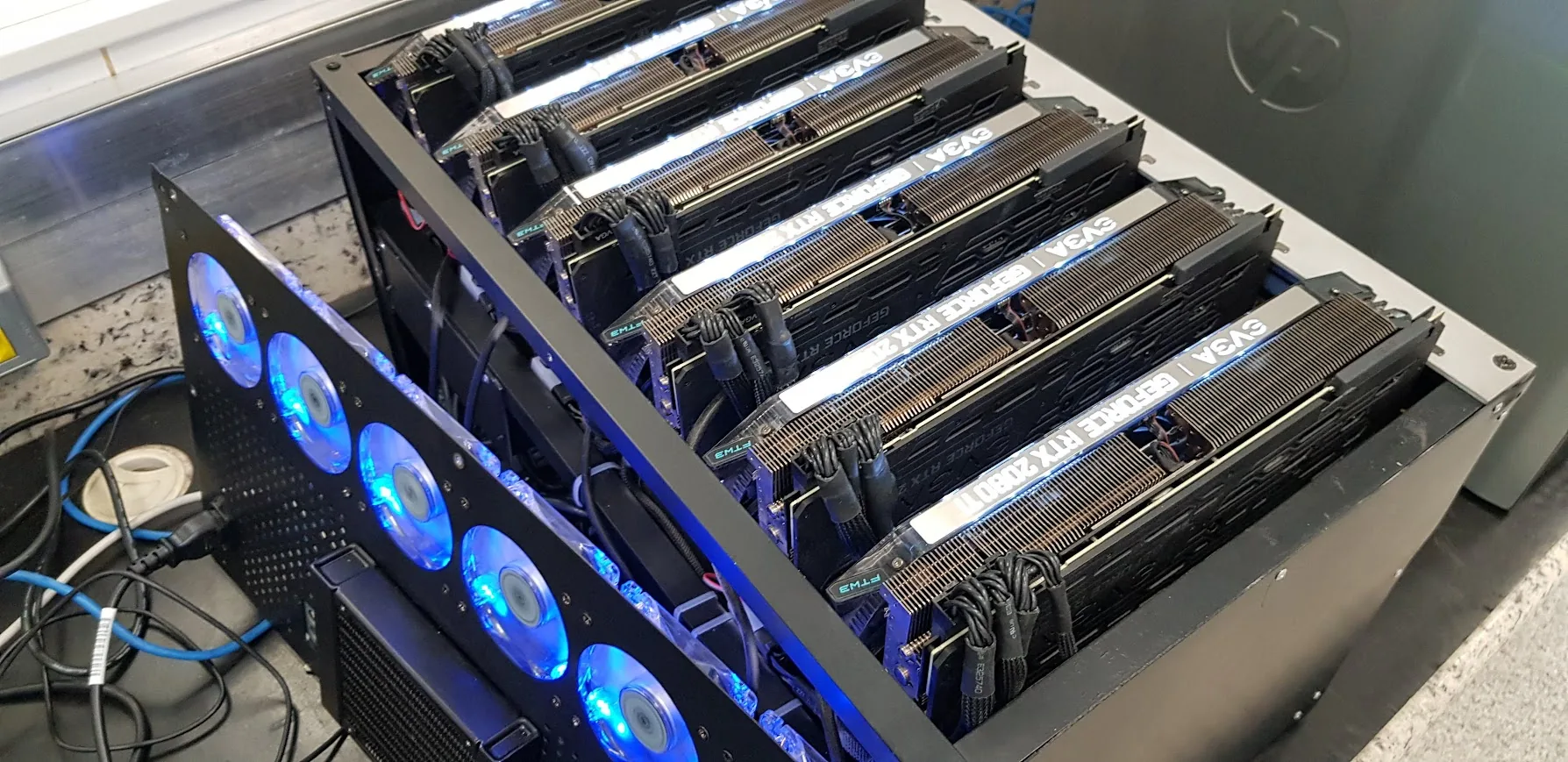 Bancada com múltiplas GPUs refrigeradas