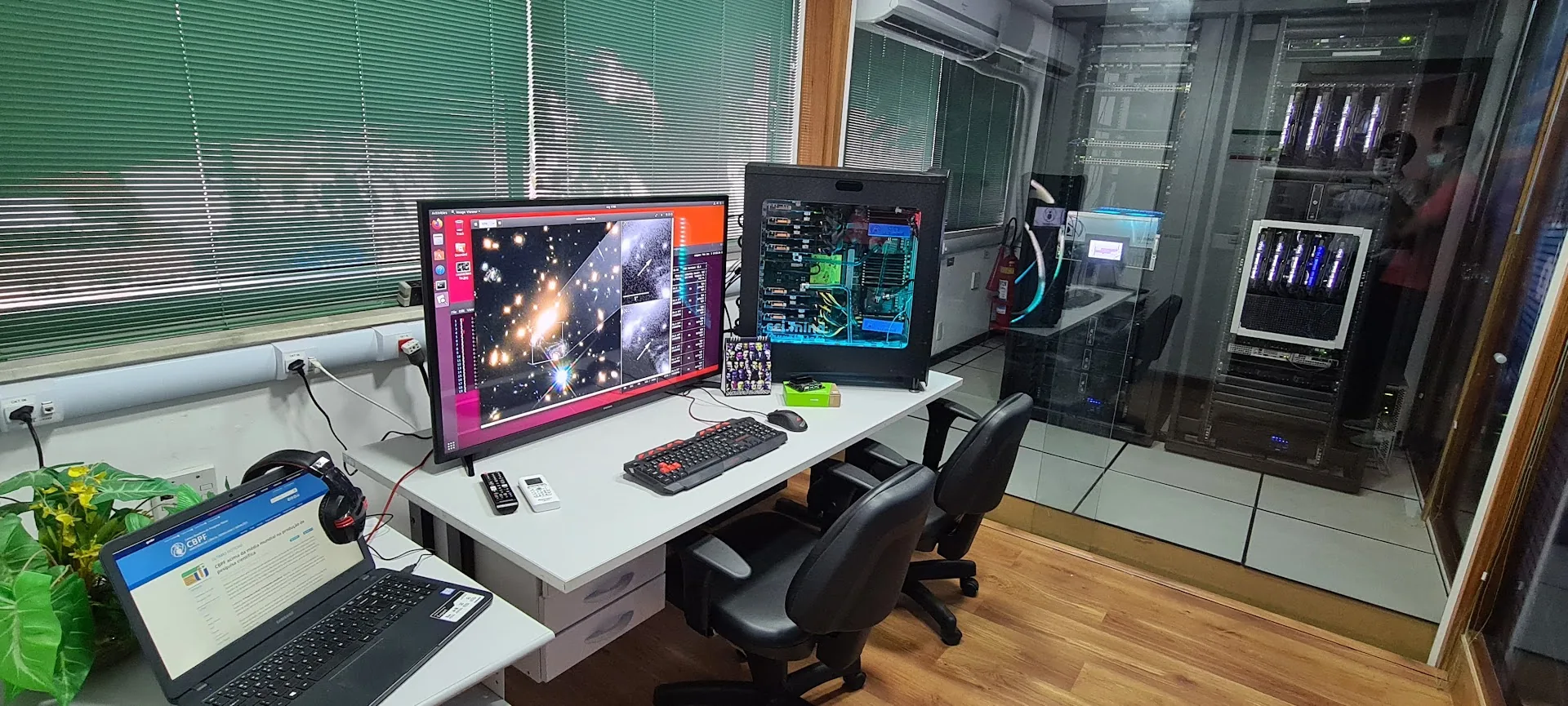 Estação de trabalho do laboratório com monitores e rack