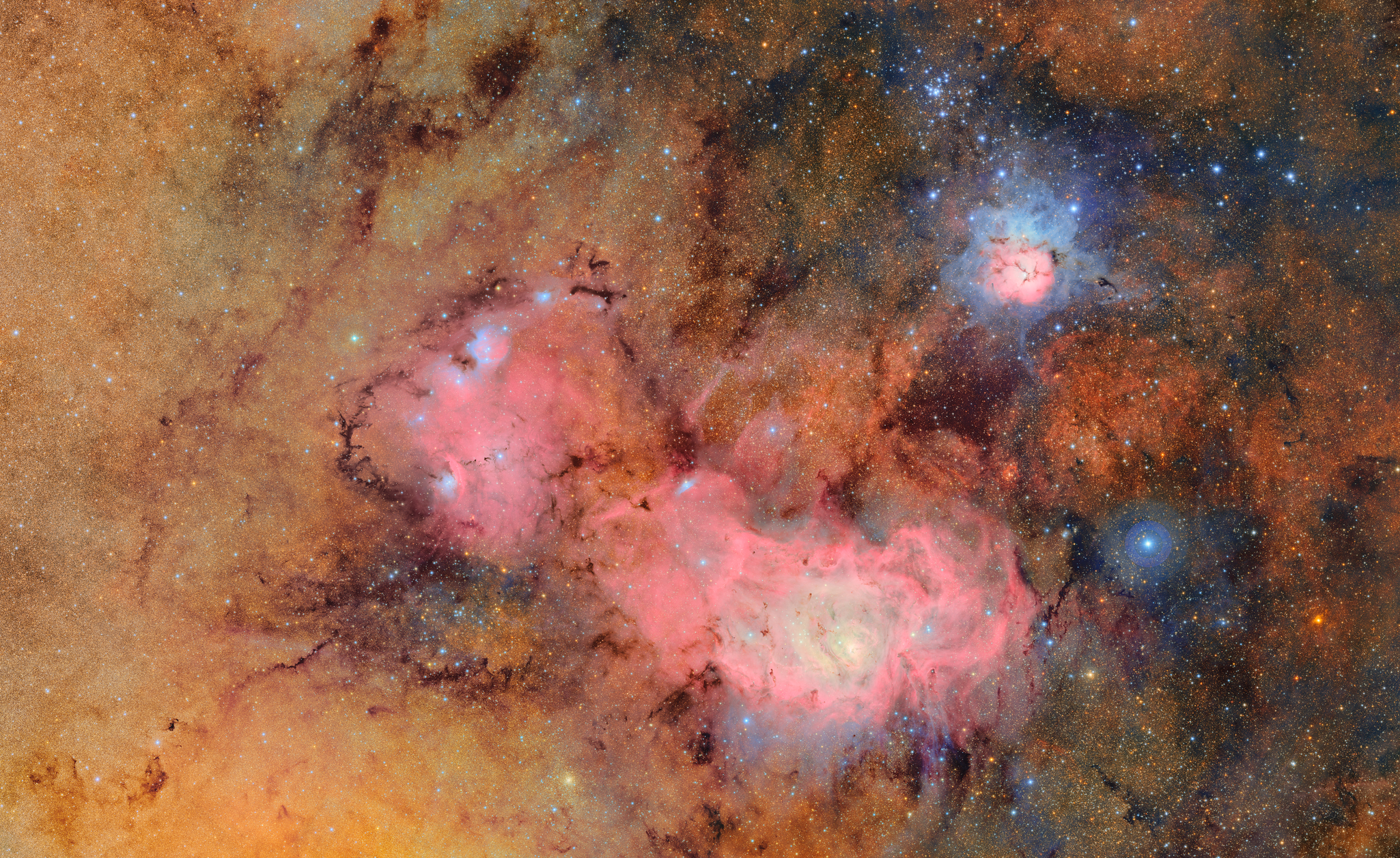 Esta imagem combina 678 imagens separadas capturadas pelo Observatório Vera C. Rubin, da NSF-DOE, em pouco mais de sete horas de observação. A combinação de tantas imagens dessa forma revela claramente detalhes que, de outra forma, seriam tênues ou invisíveis, como as nuvens de gás e poeira que compõem a Nebulosa Trífida (acima) e a Nebulosa da Lagoa, que estão a vários milhares de anos-luz da Terra.
Crédito: Observatório Vera C. Rubin da NSF–DOE Nebulosa Trífida